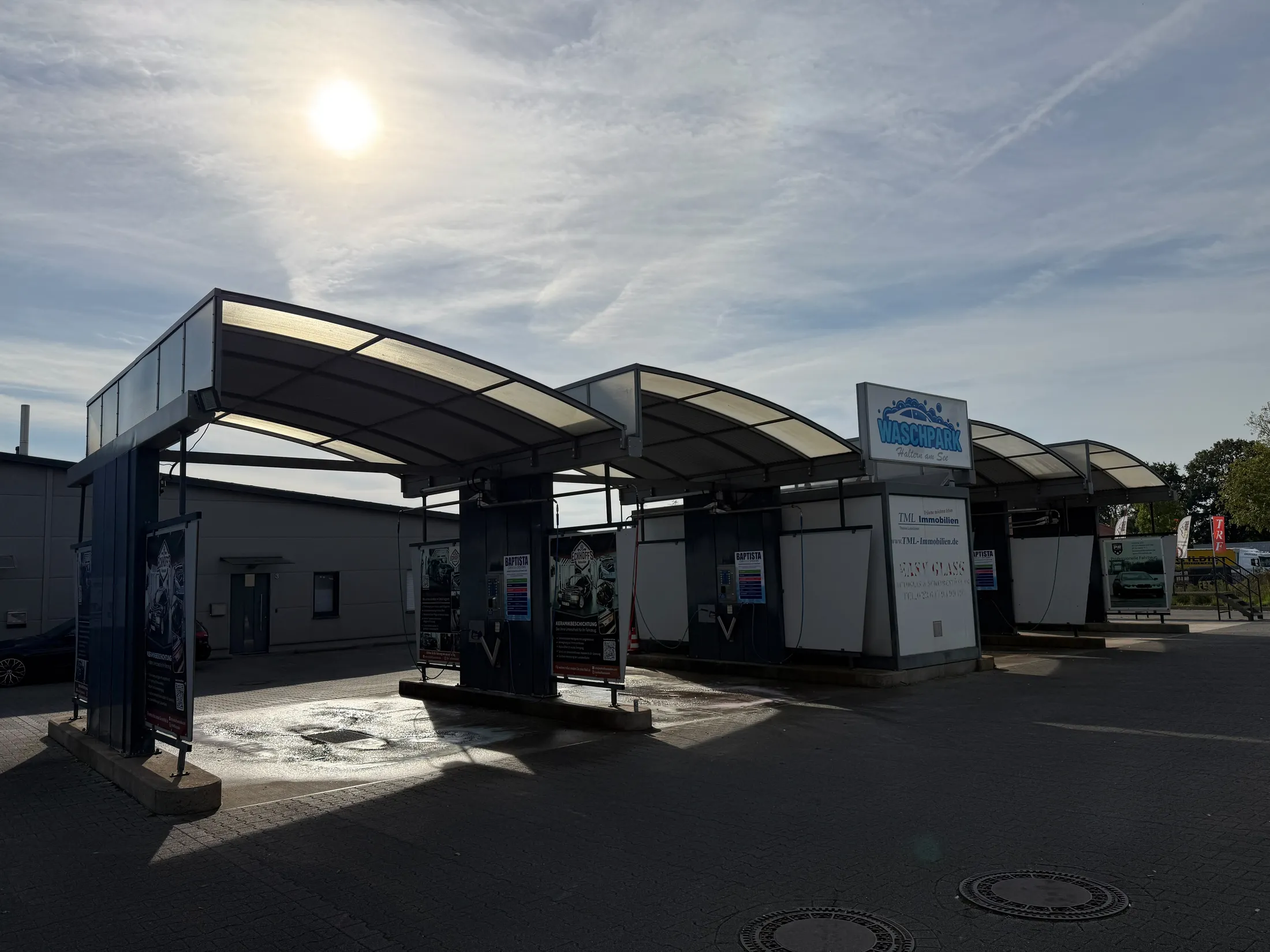 Die Waschboxen des Waschparks Haltern am See im Sonnenlicht